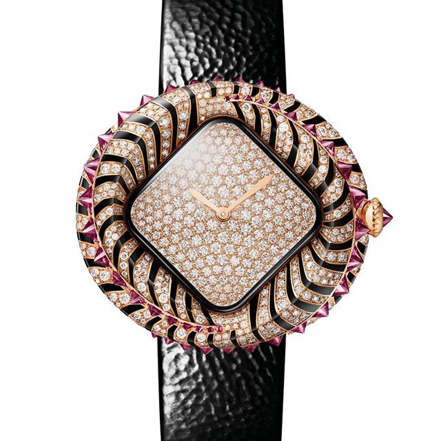 루비와 브릴리언트 컷 다이아몬드를 세팅한 케이스가 돋보이는 핑크골드 애니멀 주얼리 워치. 