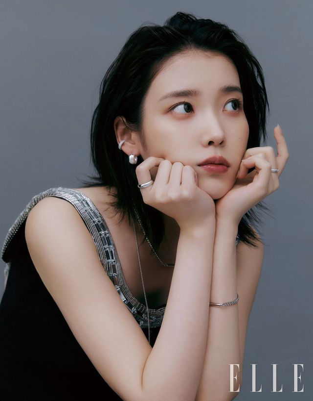 UNIS 스톤 세팅 이어커프는 5만8천원, UNIS 귀고리는 14만8천원, 레이어링한 짧은 UNIS 체인 목걸이는 23만8천원, 긴 UNIS 체인 목걸이는 21만8천원, UNIS 체인 팔찌는 15만8천원, 오른손 검지에 낀 UNIS 반지 M사이즈는 16만8천원, 왼손 중지에 낀 UNIS 반지 S사이즈는 14만8천원 모두 J.ESTINA. 큐빅 장식의 롱 드레스는 Chloe.