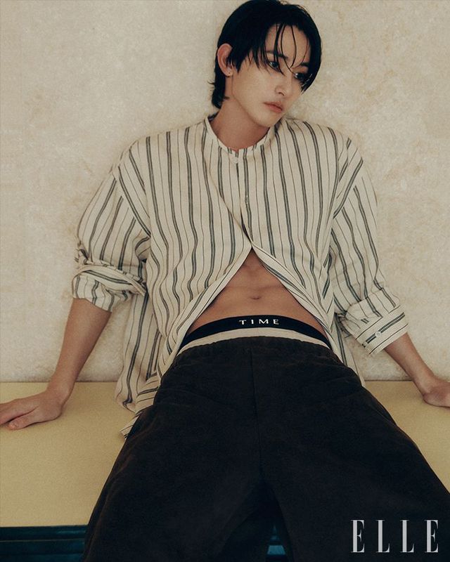 스트라이프 셔츠와 버뮤다 팬츠, 마이크로 모달 소재 박서 브리프는 모두 Time Homme.