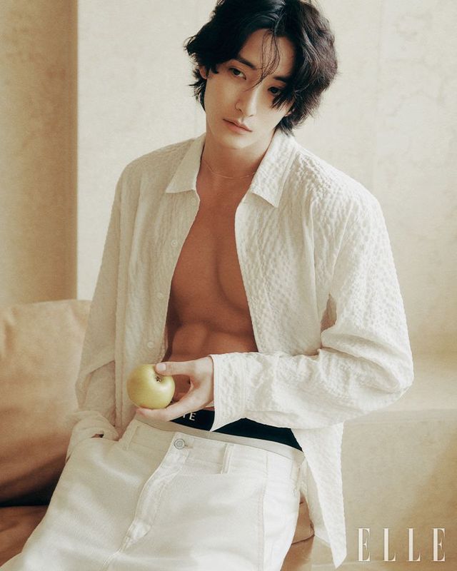 엠보 텍스처 셔츠와 마이크로 모달 박서 브리프, 와이드 핏 화이트 데님 팬츠는 모두 Time Homme.