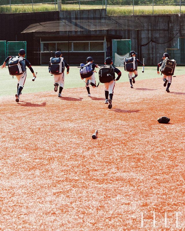 일요일 오후 4시가 되면 자신보다 두 배나 큰 가방을 짊어지고 야구장으로 들어선다. 