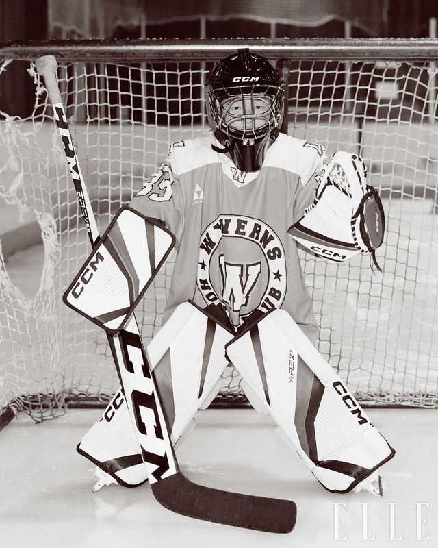  팀의 골텐더 엄기문 선수. 골텐더용 스틱과 가슴 보호대를 비롯해 어깨 · 팔꿈치 · 정강이 보호대까지 착용한다. 골텐더는 보통 선수보다 6kg 이상 더 무거운 장비를 착용한다.