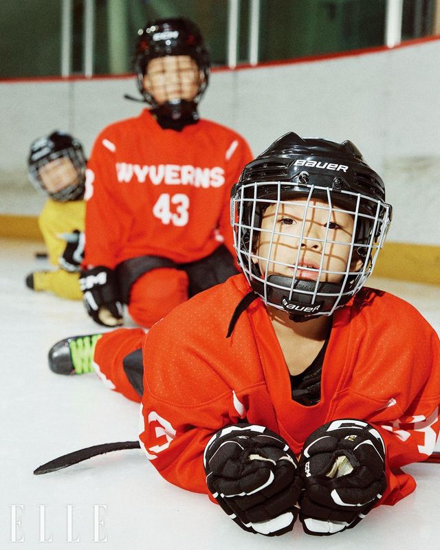 뒤에서부터 신우석, 김재원, 고태윤 선수. 자신이 스틱을 휘두를 차례가 오기 전까지 이렇게 빙판 위에 엎드려 쉬기도 한다. 
