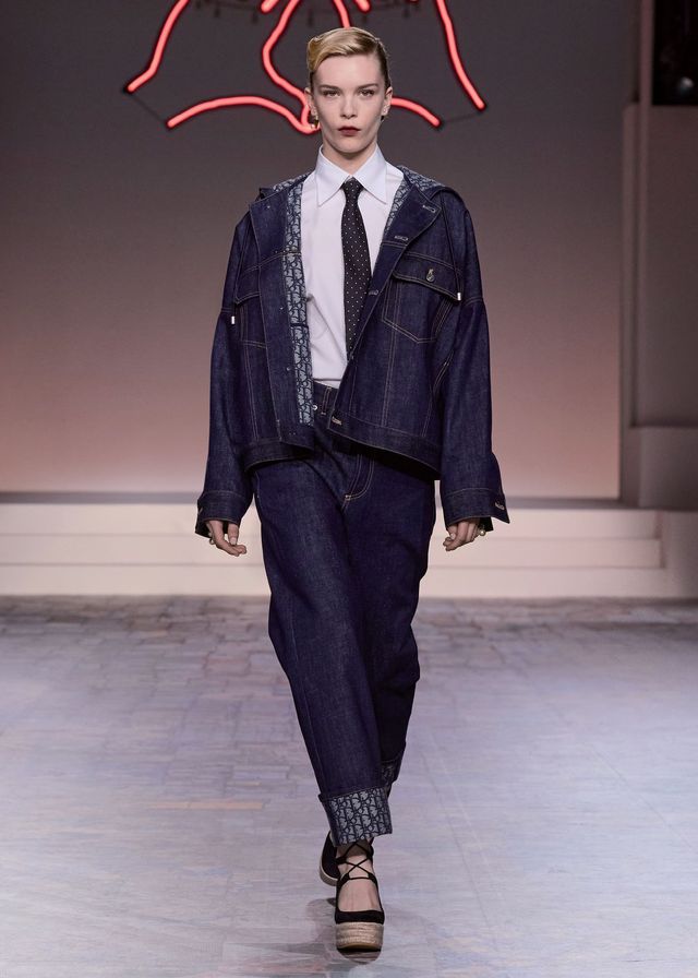 뉴욕의 현대적이면서도 쾌활한 분위기를 표현한 룩들. 화이트 셔츠와 데님의 조합, 메탈릭한 프린지 디테일, 커다란 타이포그래피 디테일이 돋보인다. 