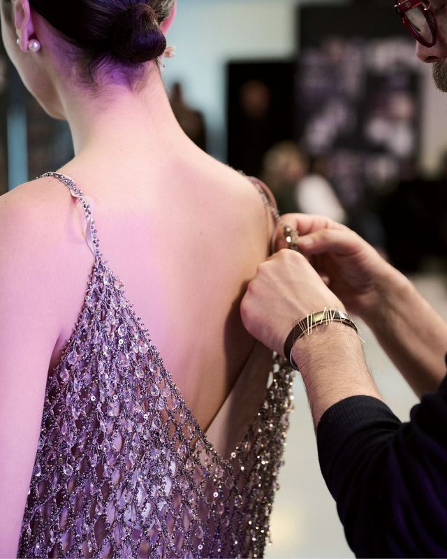 쇼 직전에 비즈 드레스를 마무리하는 모습. 디올 하우스의 쿠튀리에 정신이 돋보인다. 