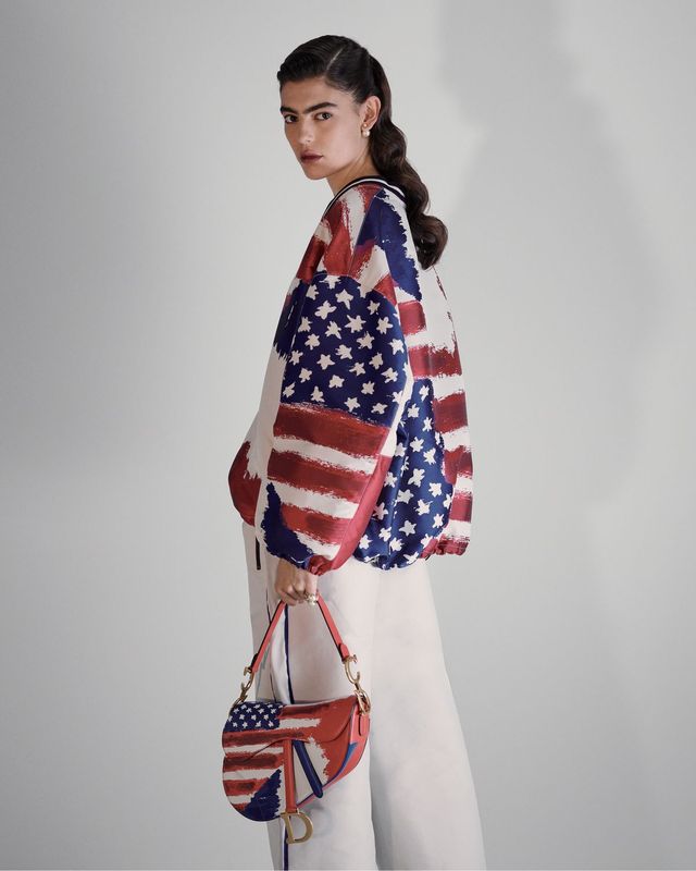 컬렉션에 힘을 더하는 요소로 사용된 성조기 프린트. 