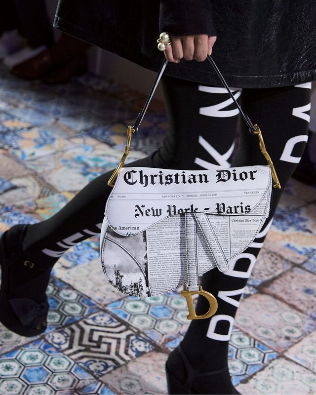 뉴욕의 상징적인 신문을 재해석한 새들 백. 