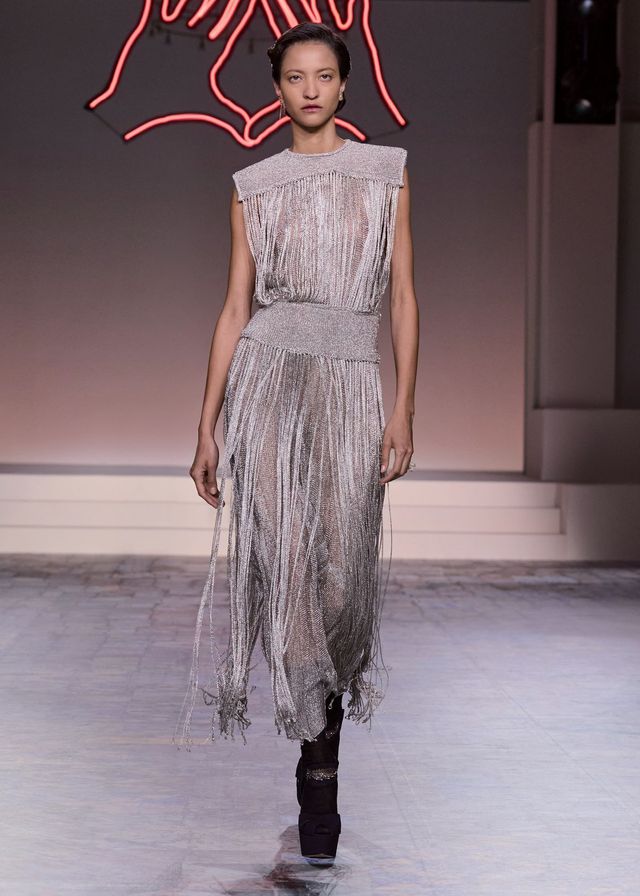 뉴욕의 현대적이면서도 쾌활한 분위기를 표현한 룩들. 화이트 셔츠와 데님의 조합, 메탈릭한 프린지 디테일, 커다란 타이포그래피 디테일이 돋보인다. 