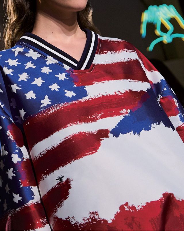 컬렉션에 힘을 더하는 요소로 사용된 성조기 프린트. 