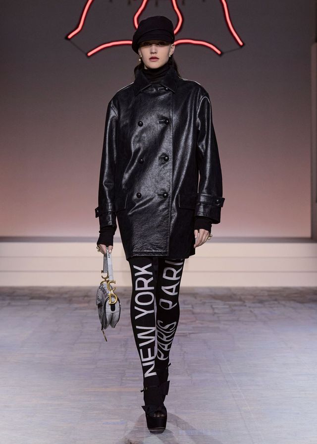 뉴욕의 현대적이면서도 쾌활한 분위기를 표현한 룩들. 화이트 셔츠와 데님의 조합, 메탈릭한 프린지 디테일, 커다란 타이포그래피 디테일이 돋보인다. 