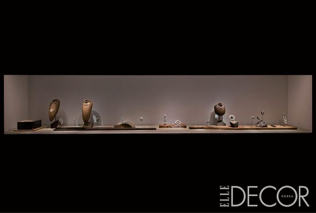 까르띠에의 대표 모티프 팬더(panthère). 1914년 시계 패턴으로 처음 등장해 여성의 자유를 표현하는 상징이자 시간을 초월하는 까르띠에 작품세계의 중심에 있다. 