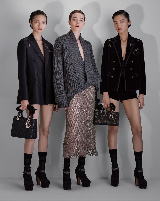 실용성을 강조하는 무채색 컬러 팔레트의 룩들. 