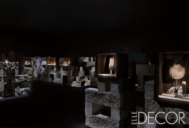 마그마가 굳으면서 생긴 거친 표면이 특징인 오야석을 쌓아 올려 마치 채석장을 연상케하는 챕터2. 땅속 깊은 곳에서 보석을 찾는 듯한 분위기를 연출했다. 