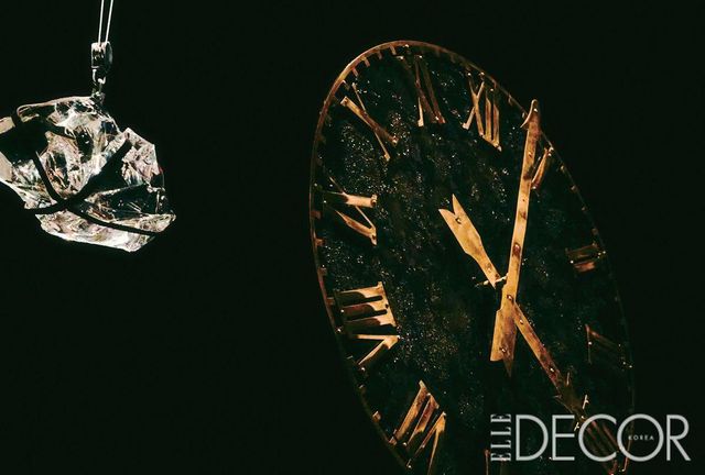 전시장 입구에는 100년이 넘는 거대한 시계탑이 시간을 역행하고 있다. 스기모토 히로시가 1908년 밀라노 폰타나 체사레에서 미디어를 혼합해 제작한 작품 ‘타임 리버스드’(2018)는 앤티크 시계를 복원하여 시계 바늘을 역방향으로 움직이도록 재구성했다. 