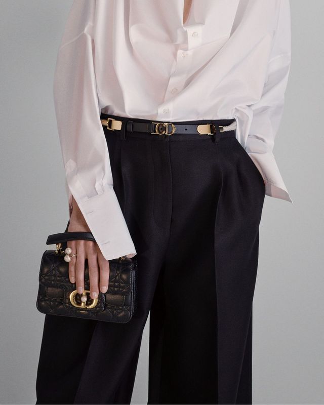 간결함과 실용성이 돋보이는 룩. 