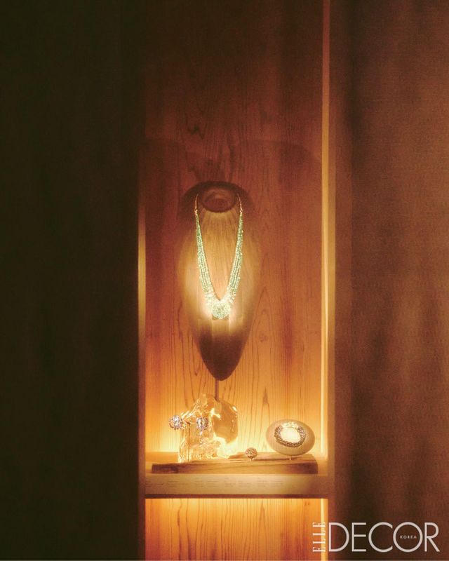 온지음에서 소재 협력을 진행한 ‘라’ 직물 뒤로 일본의 가장 진귀한 삼나무 중 하나로 손꼽히는 ‘가스사 스기’ 쇼케이스에 담긴 주얼리 작품이 마치 어둠 속 희미하게 피어오른 안개 사이로 왕실의 보화를 담은 봉인된 상자를 놓인 공간처럼 영롱하게 빛난다. 