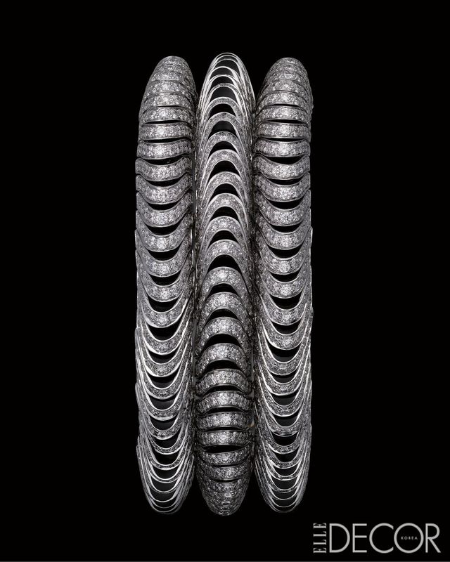 화이트골드, 블랙 래커, 브릴리언트 & 로즈 컷 다이아몬드를 결합해 리듬감이 느껴지는 브레이슬릿(2014).