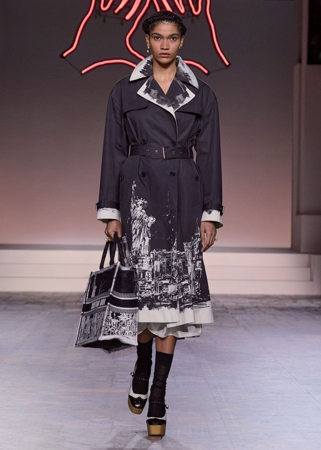 자유의 여신상과 뉴욕의 스카이라인을 프린트한 룩. 