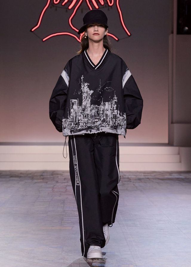 자유의 여신상과 뉴욕의 스카이라인을 프린트한 룩. 