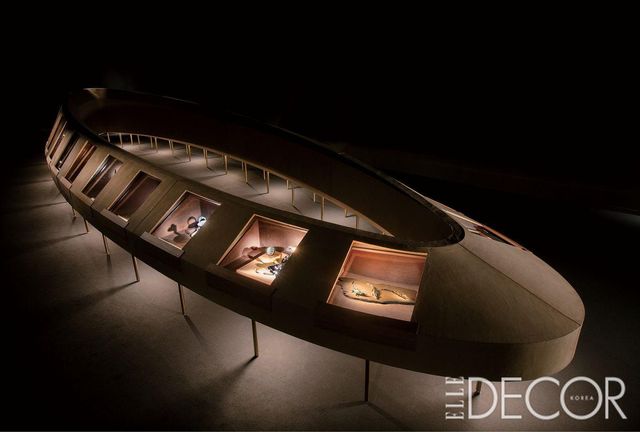 챕터3 전시 공간에는 식물과 동물, 국경을 초월한 다양한 문화에 대한 탐구의 결과가 16m 길이의 타원형 전시대에 놓여 있다. 