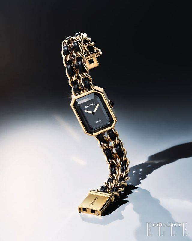 18K 옐로 골드로 코팅한 스틸 케이스와 블랙 래커 다이얼, 18K 옐로 골드 스틸 체인 & 레더 스트랩으로 완성한 ‘프리미에르 오리지널 에디션’ 워치는 9백만원대 CHANEL WATCHES. 