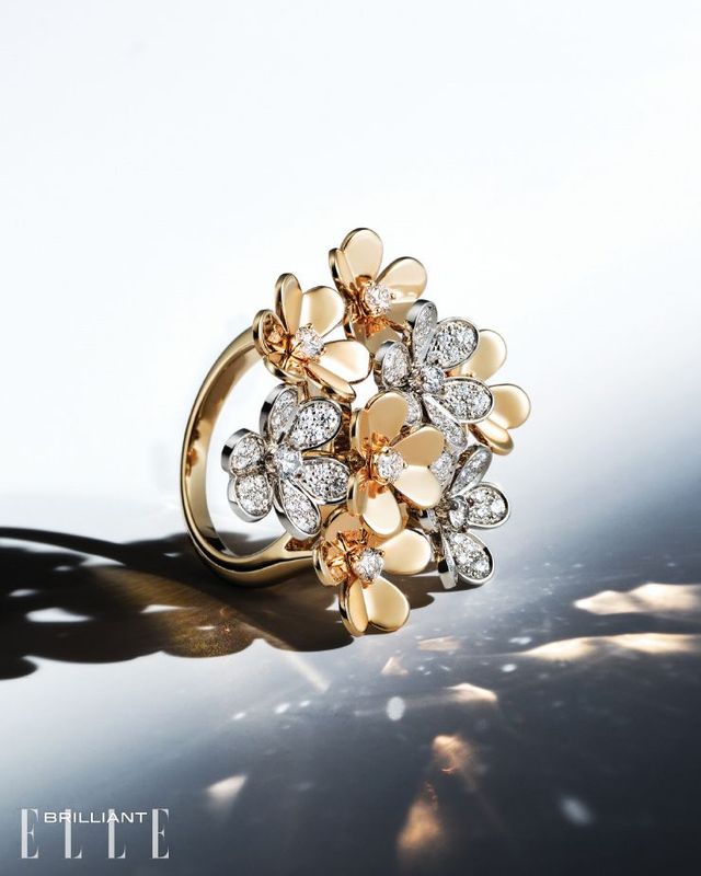 18K 로즈·화이트 골드, 다이아몬드로 8개의 만개한 꽃잎을 표현한 ‘프리볼’ 링은 2천7백50만원 VAN CLEEF & ARPELS.
