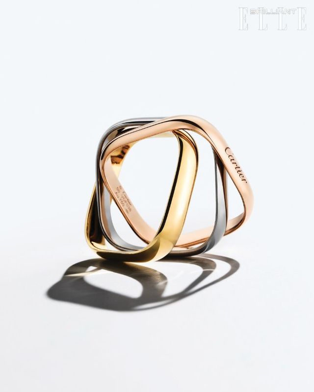 화이트·핑크·옐로 골드 소재의 스퀘어 링을 결합한 미디엄 사이즈 ‘트리니티’ 링은 3백만원대 CARTIER.