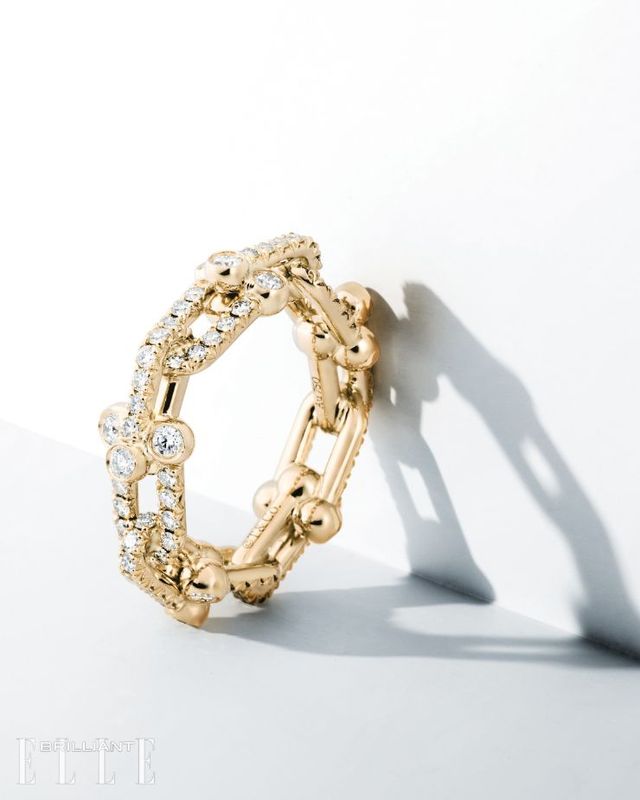 18K 옐로 골드에 1.32캐럿의 다이아몬드를 파베 세팅한 ‘티파니 하드웨어 스몰 링크’ 링은 가격 미정 TIFFANY & CO. 