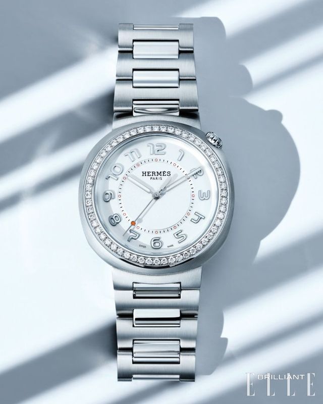 56개 다이아몬드를 세팅한 베젤과 입체적으로 표현한 인덱스가 조화를 이룬다. 에르메스 매뉴팩처 무브먼트 H1912로 구동되는 ‘에르메스 컷’ 워치는 1천8백만원대 HERMÈS. 