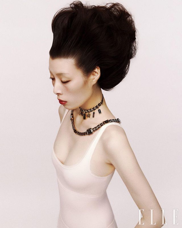 네크리스로 연출한 ‘프리미에르 참 꾸뛰르’ 워치, 서로 연결한 18K 옐로골드 코팅 케이스의 ‘프리미에르 오리지널 에디션’ 워치, 스틸 케이스의 ‘프리미에르 아이코닉 체인’ 워치는 모두 Chanel Watches.