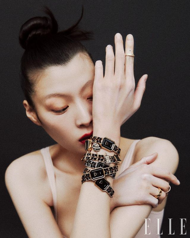 서로 연결한 18K 옐로골드 코팅 ‘프리미에르 오리지널 에디션’ 워치와 참 장식의 ‘프리미에르 참 꾸뛰르’ 워치, 스틸 케이스의 ‘프리미에르 아이코닉 체인’ 워치, 두 개의 ‘프리미에르 오리지널 에디션’ 워치, 왼손 검지에 낀 다이아몬드를 세팅한 ‘코코 크러쉬’ 미니 링, 오른손 중지에 낀 ‘코코 크러쉬’ 미니 링과 약지에 낀 ‘코코 크러쉬’ 스몰 링은 모두 Chanel Watches & Fine Jewelry.