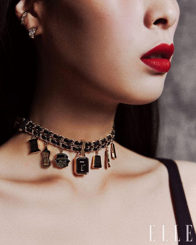 체인 브레이슬릿과 참 장식이 어우러진 ‘프리미에르 참 꾸뛰르’ 워치, 18K 옐로골드 ‘코코 크러쉬 다이아몬드’ 싱글 이어링, 18K 베이지골드 ‘코코 크러쉬 다이아몬드’ 이어링은 모두 Chanel Watches & Fine Jewelry.