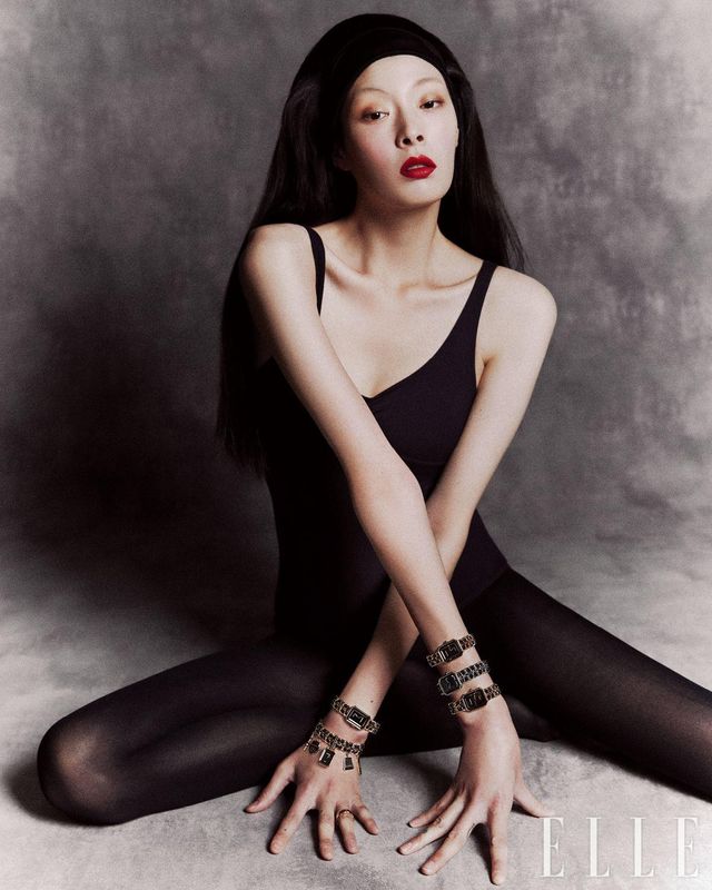 왼 손목에 찬 18K 옐로골드 코팅 케이스의 ‘프리미에르 오리지널 에디션’ 워치, 참 장식을 더한 ‘프리미에르 참 꾸뛰르’ 워치, 퀼팅 모티프의 ‘코코 크러쉬’ 스몰 링, 오른 손목에 레이어드한 18K 옐로골드 코팅 케이스의 ‘프리미에르 오리지널 에디션’ 워치와 스틸 케이스의 ‘프리미에르 아이코닉 체인’ 워치는 모두 Chanel Watches & Fine Jewelry.