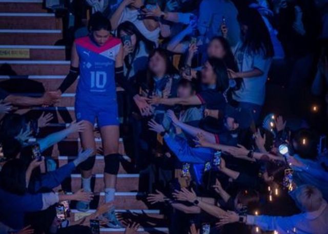 지난 6월 8일 은퇴 이벤트 경기에서 팬들과 인사하는 김연경 선수 ⓒ김연경 선수 인스타그램캡처 