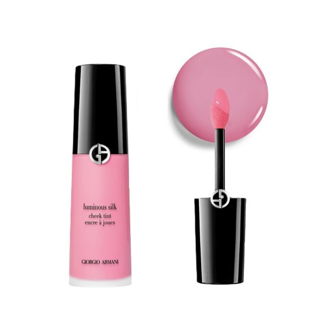 아르마니 뷰티 루미너스 실크 치크 틴트: 자연스럽게 태양에 달아오른 뺨처럼 피부에 밀착되는 리퀴드 타입. 팁으로 찍고 손가락이나 스펀지로 두드린다. 12mL 6만5천원.