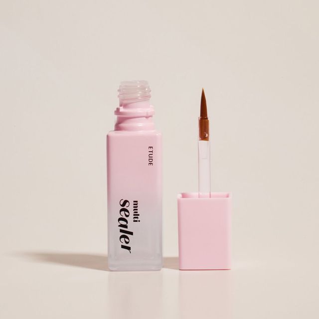 에뛰드 베어 엣지 메이크업 멀티 실러: 아이라인처럼 유독 번지기 쉬운 메이크업에 덧발라 워터프루프 막을 만드는 투명 코팅 리퀴드. 8g 1만5천원.