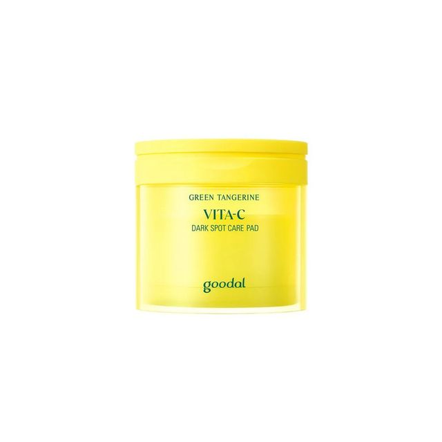구달 청귤 비타 C 잡티 케어 패드: 청귤 추출물이 기존 제품 대비 2배 늘었고 나이아신아마이드가 추가돼 2주 만에 잡티가 흐려지는 미백 기능성 패드 70매 2만6천원.