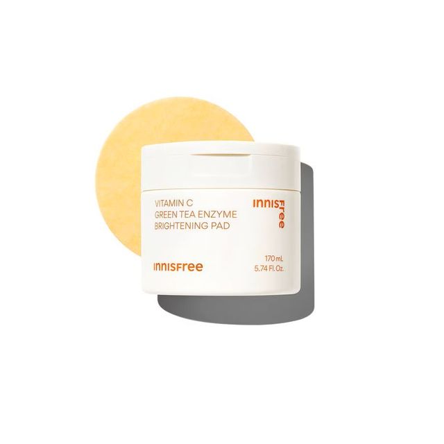 이니스프리 비타 C 그린티 엔자임 잡티 토닝 패드: 차세대 각질 제거 성분 녹차 유래 효소와 순수 비타민 C가 7일 만에 피부 톤을 밝혀주는 세럼 패드. 60매 170 mL 2만8천원.