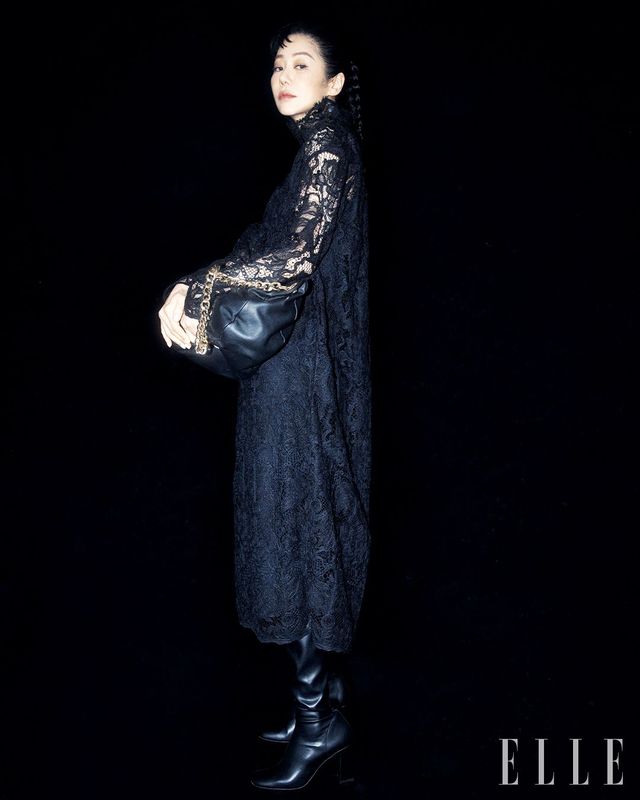 이탤리언 아티스트 베니 보세토와 컬래버레이션으로 완성한 파불라 모티프의 레이스 드레스와 니 하이 부츠, 체인 디테일의 레더 아일릿 백은 모두 Fabiana Filippi.