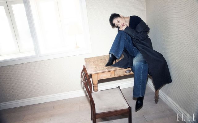 오버사이즈 핏의 멜란지 울 코트와 캐시미어 카디건, 와이드 데님 팬츠, 앵클부츠는 모두 Fabiana Filippi.