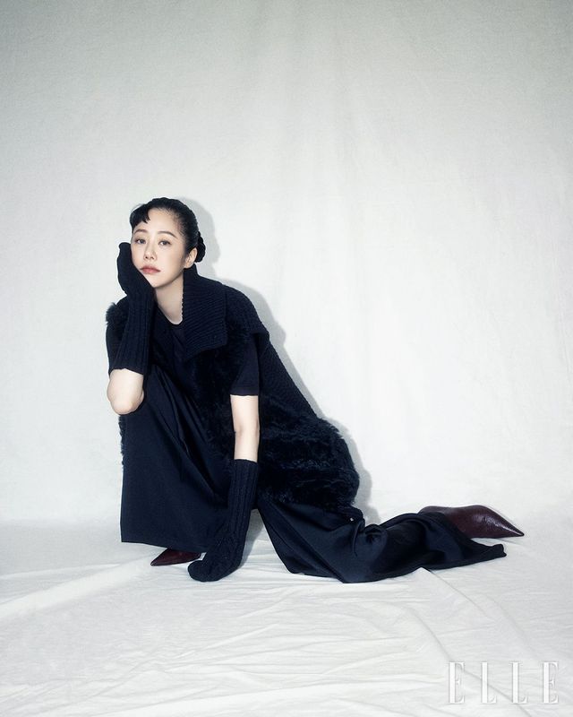 이탈리아 토스카나 지방의 양털로 만든 시어링 베스트와 캐시미어 풀오버, 캐시미어 니트 글러브, 플레어 팬츠, 앵클부츠는 모두 Fabiana Filippi.