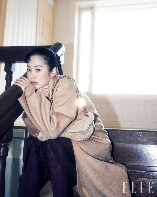 더블 캐시미어 코트와 풀오버, 나파가죽 버뮤다 쇼츠는 모두 Fabiana Filippi.