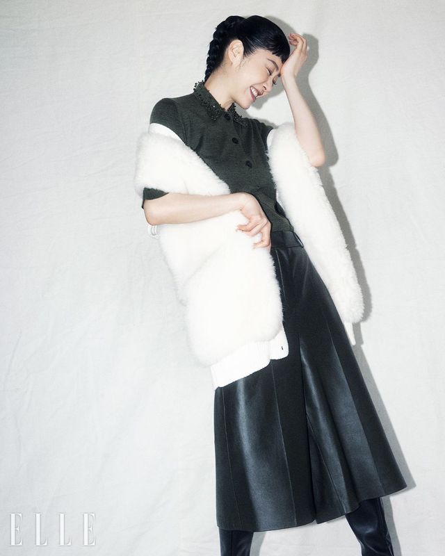 캐시미어 리얼 시어링 퍼 베스트와 캐시미어 실크 니트 톱, 나파가죽 버뮤다 쇼츠, 니 하이 부츠는 모두 Fabiana Filippi.