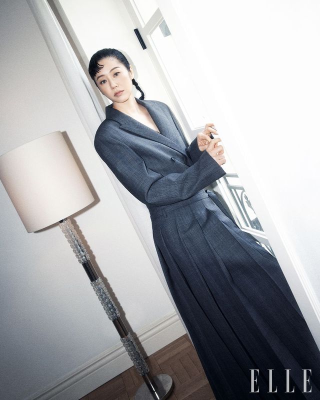 울 실크 글렌 체크 재킷과 하이웨이스트 주름 스커트는 모두 Fabiana Filippi.