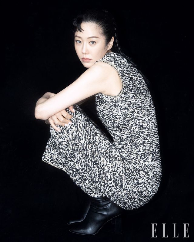 은은한 금색 원사가 특징인 트위드 드레스와 무릎길이의 니 하이 부츠는 모두 Fabiana Filippi.