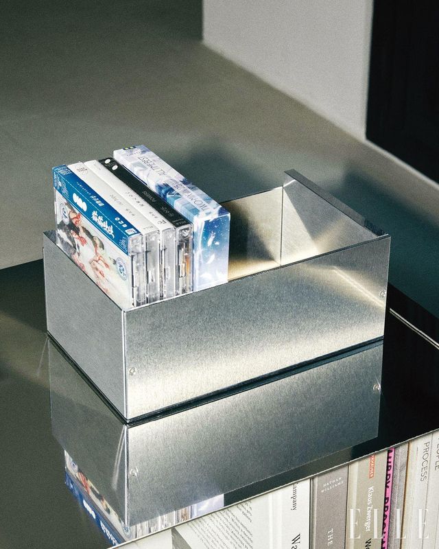 표면에 어떤 가공 처리도 하지 않은 알루미늄 본연의 모습을 살린 CD 트레이. 