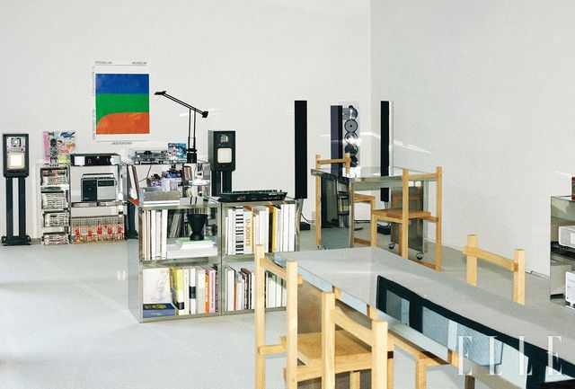 인더스트리얼 디자인의 정수를 느낄 수 있는 텍스트 샌드위치의 쇼룸 전경. 뮤직 컨테이너에는 빈티지 소니 스피커, 라디오, 미니카, 〈슬램덩크〉 만화책 등 프로듀서 DK의 소장품으로 채워져 있다.