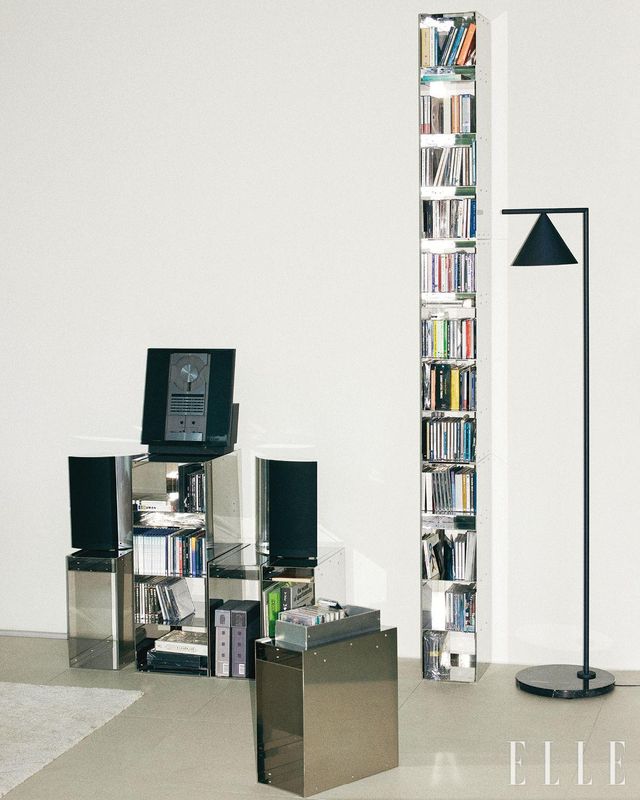 좁은 공간에 다량의 CD를 멋스럽게 수납할 수 있는 모듈러 벽 수납장과 뮤직 컨테이너. 