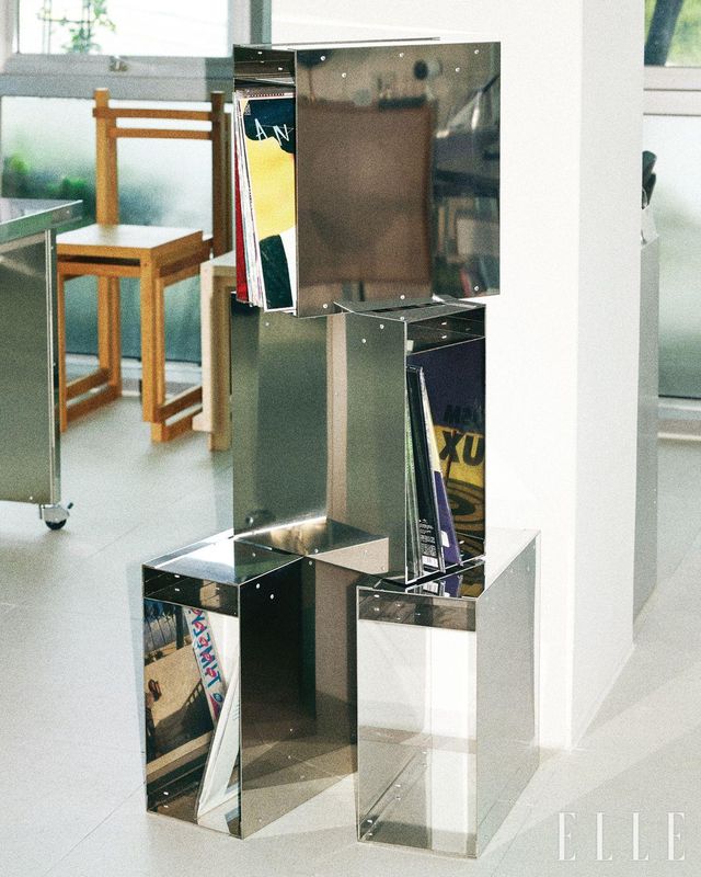 미러 스테인리스스틸로 제작한 LP 컨테이너. 