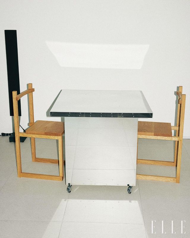 쇼룸을 위해 제작한 테이블과 의자. CD 트레이와 컨테이너에 적용한 ‘ㄷ’자 형태와 여백의 개념을 반영했다.